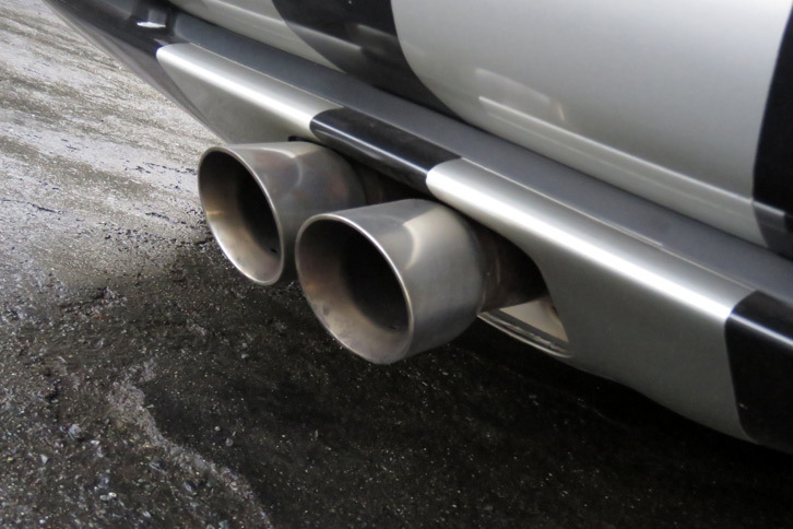 銘柄は分からないが、わが「バイパー」のマフラーは純正ではない。この音で、本当に車検通るのかしら？