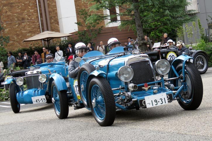 ジョンブル魂あふれる英国車の一団。手前から1931年式「アストンマーティン・インターナショナル ルマン」、1932年式「MG Cタイプ モンテリ ミジェット」、1933年式「MG L1マグナ／SP」。