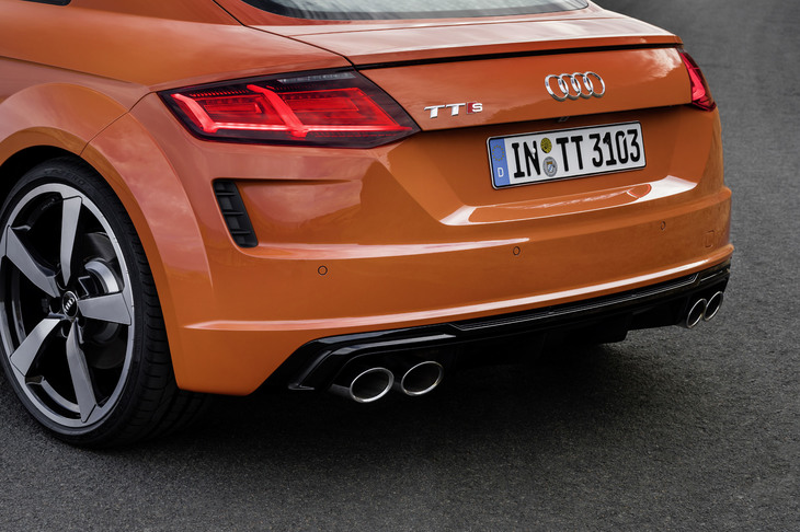 「TTS」のリアまわり。ダークカラーのリアコンビランプや4本出しのエキゾーストパイプがスポーティーなキャラクターを強調する。