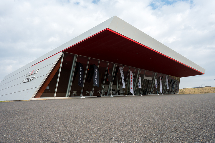 グランドライブの建屋の前には各ブランドののぼり旗がはためいている。日産車以外がこの施設に入るのは極めて異例だという（日産が研究開発用に購入したクルマは走っていると思うが）。