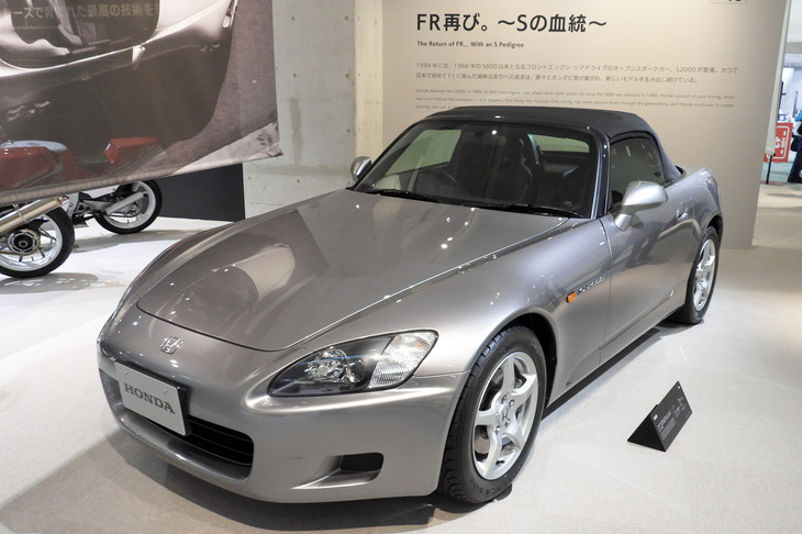 「タイプR」譲りの高回転型エンジンを搭載したFRスポーツとして、今でも高い人気を誇る「S2000」（1999年）。