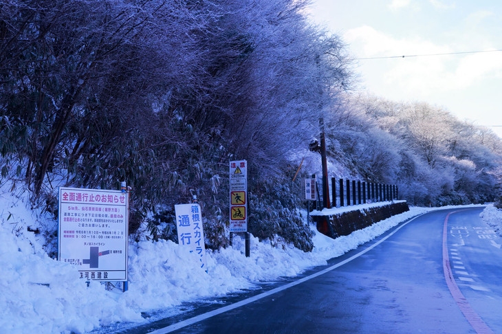 日陰に入るとたちまちご覧のとおり。道に雪が残っていたり、除雪はされていても、ウエットとアイスがまだらになった箇所があったりして、まさにオールシーズンタイヤを試すのに好適なシチュエーションとなっていた。