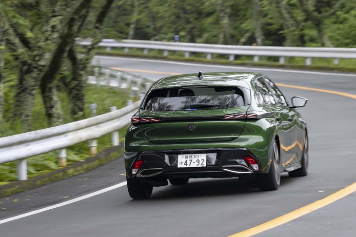 プラットフォームは旧グループPSA系のラージクラス用である「EMP2」。同じプジョーの「508」だけでなく、フランスの次期大統領専用車になる予定の「DS 9」にも使われている。