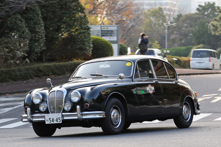 「デイムラー2.5リッターV8」。1962年に登場した、「ジャガーMk2」のボディーにデイムラー製2.5リッターV8 OHVエンジンを積んだ高級中型サルーン。