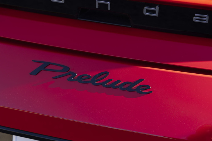 【ホンダ・プレリュードのスペック】　
	ボディーサイズ：全長×全幅×全高＝4520×1880×1355mm／ホイールベース：2605mm／車重：1460kg／駆動方式：FF／エンジン：2リッター直4 DOHC 16バルブ／モーター：交流同期電動機／エンジン最高出力：141PS（104kW）/6000rpm／エンジン最大トルク：182N・m（18.6kgf・m）/4500rpm／モーター最高出力：184PS（135kW）/5000-6000rpm／モーター最大トルク：315N・m（32.1kgf・m）/0-2000rpm／タイヤ：（前）235/40R19 96W XL／（後）235/40R19 96W XL（コンチネンタル・プレミアムコンタクト6）／燃費：23.6km/リッター（WLTCモード）／価格：617万9800円
	
	【取材時の電費データ】　
	テスト距離：292.5km（市街地2：高速道路6：山岳路2）／使用燃料：23.2リッター（レギュラーガソリン）／参考燃費：12.6km/リッター（満タン法）／13.0km/リッター（車載燃費計計測値）