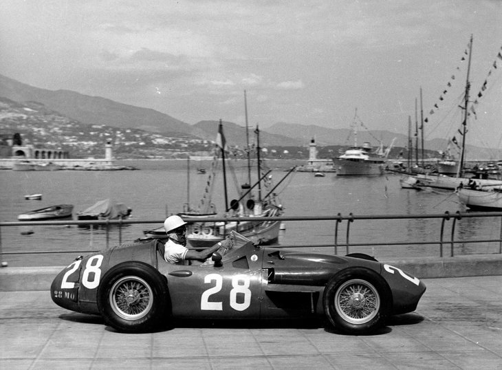 ダイムラー・ベンツの撤退に伴い1956年はマセラティに移籍して「250F」をドライブし、第2戦のモナコGPで優勝を果たした。この年はイタリアGPでも勝った。（Maserati）