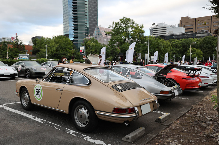 駐車場に並んだフィニッシュ車両。手前の55番は参加車両中最も古い1965年「912」。ナローボディーに「356」用の1.6リッターフラット4を積んだモデル。