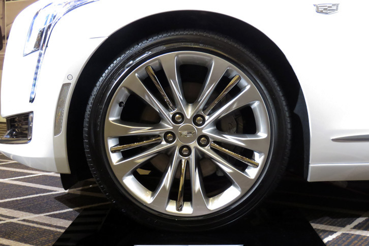 タイヤサイズは前後共通で245/40R20 となっている。