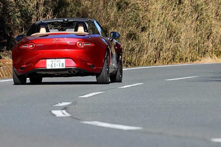 コーナリング関連では、デュアルピニオン式のステアリング機構にも改良を実施。アシスト機構の接点をラックエンド側に移動してラックエンドのブッシュを排することで、微舵領域のレスポンスを改善させた。