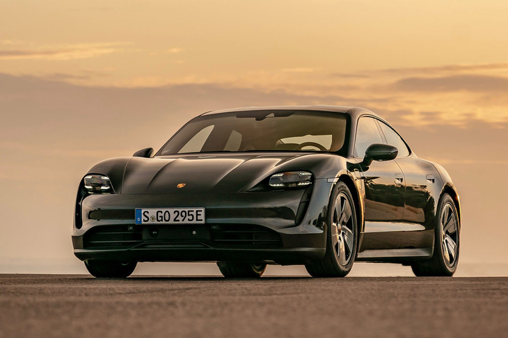 ポルシェ初の電気自動車「タイカン」はモーター出力の差によってグレード分けされており、上位から「ターボS」「ターボ」「4S」が用意されている。