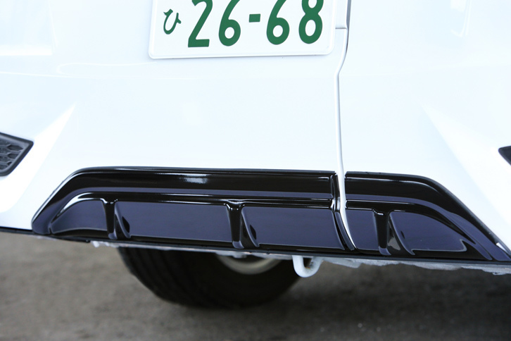 空力面では専用形状の前後バンパーによってリフトバランスを最適化。高速安定性やコーナリング性能を向上させている。