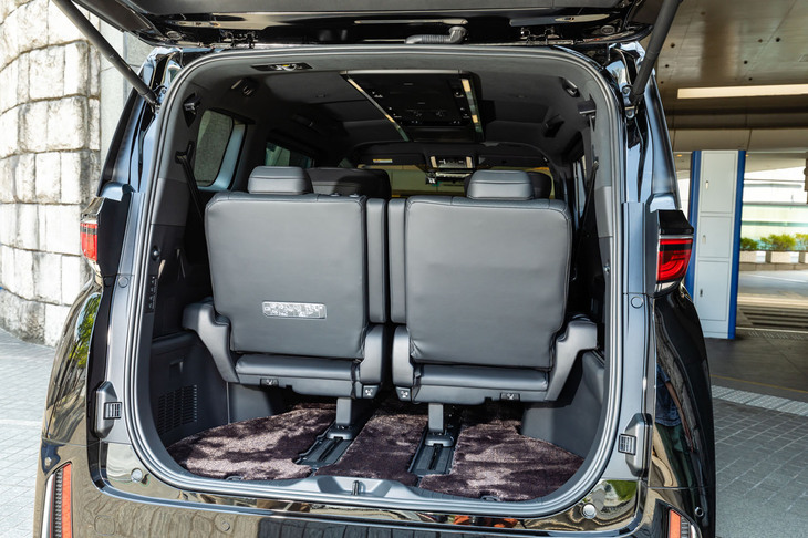 3列目使用時のラゲッジスペースはご覧のとおり。こうして見るとフロアマットの毛足の長さがすごい。