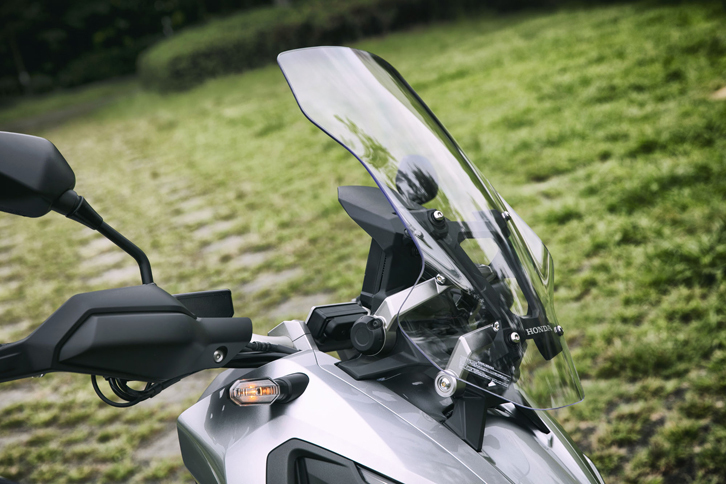 フロントにはウインドスクリーンが備わる。走行シーンに合わせて、工具を使うことなく高さを5段階に調節できる。