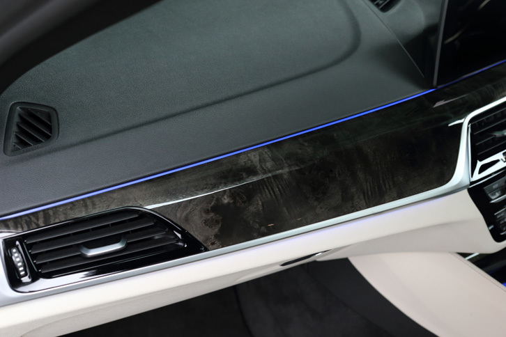 ダッシュボードやドアパネルには、廉価グレードの「523i」を除き、カラーLEDを用いたアンビエントライトが装備される。