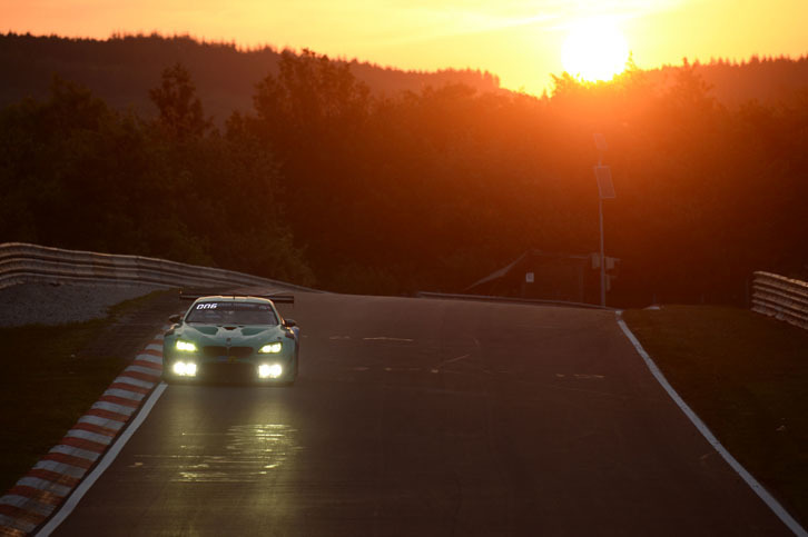 2017年のニュル24時間はレースウイークを通じて好天に恵まれた。決勝では日の入り、日の出ともに美しい太陽が姿を見せる。とはいえ、チェッカーまで残り30分という時に雨が降り出すなどニュルウェザーは健在だった。