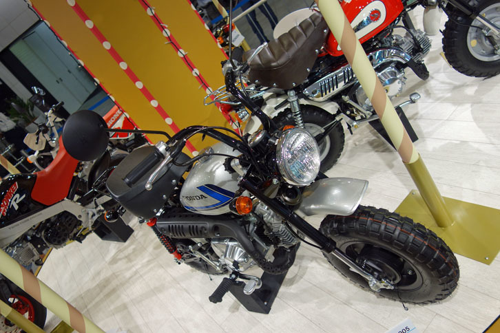 「モンキー スペシャル」（2005年）。1982年にAMAスーパーバイク・デイトナ100マイルレースでフレディー・スペンサーのライディングで優勝した「CB750F」のカラーリングをまとったモデル。価格は20万円。