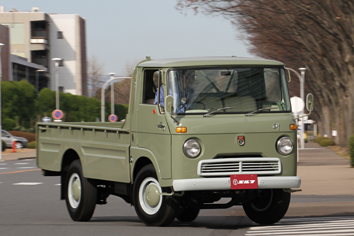 1964年「エルフ」。小型～中型キャブオーバートラックのベストセラーであるエルフの初代モデル。いすゞ初の小型トラックとして1959年にエルフが誕生した当時、小型キャブオーバートラック市場では、すでに「トヨペット・ダイナ」「日産キャブオール」「プリンス・クリッパー」などが群雄割拠していた。しかし翌60年にクラス初となるディーゼルエンジン（2リッター直4）搭載車が追加されると、エルフは先行していたライバルを一気にまくり、ベストセラーの座を勝ち取ったのだった。