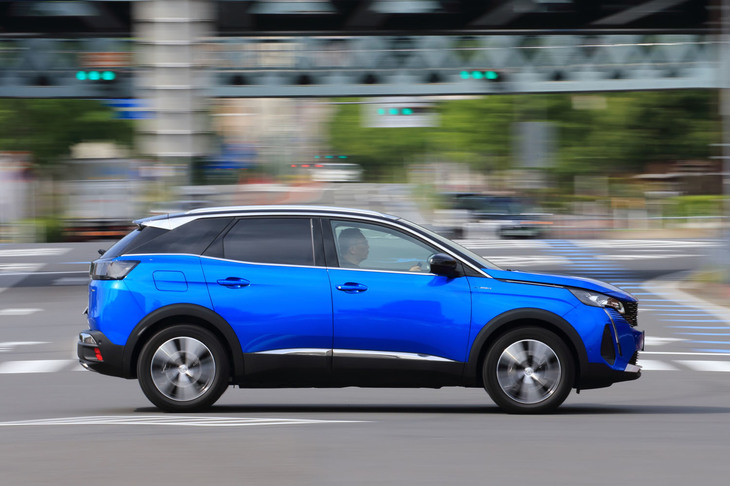 リアサスペンションは、他の「3008」が半独立式トーションビームであるのに対して、「GTハイブリッド4」では独立式マルチリンクが採用されている。