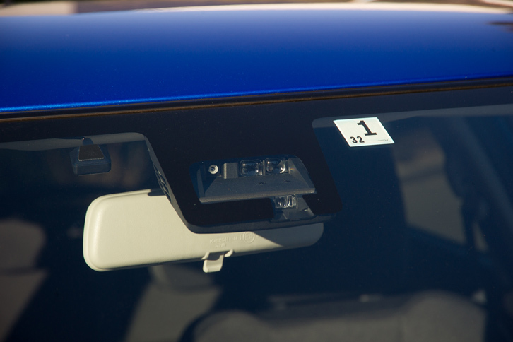 新型「スイフト」には、運転支援システムとして、自動緊急ブレーキや、アダプティブクルーズコントロール、ハイビームアシストなどからなる「セーフティパッケージ」がオプションで用意される。