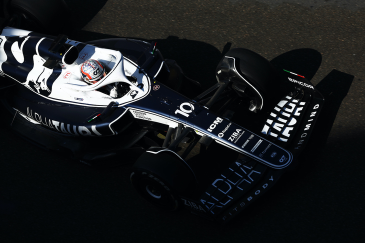 海沿いの全開区間を除けば90度ターンなど中低速が続くバクーは、高速ターンを苦手とするアルファタウリにとっては上位入賞が見込めた場所。実際、ピエール・ガスリー（写真）が予選6位から5位入賞と今季最高の戦績を記録したのだが、8番グリッドからスタートした角田裕毅は、リアウイングのフラップの破損というトラブルに見舞われ13位となり、上位入賞のチャンスを逃してしまった。（Photo=Getty Images / Red Bull Content Pool）