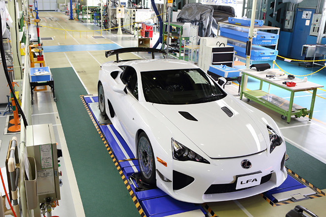 元町工場内の特設ライン“LFA工房”をラインオフする、最後の「LFA」。
