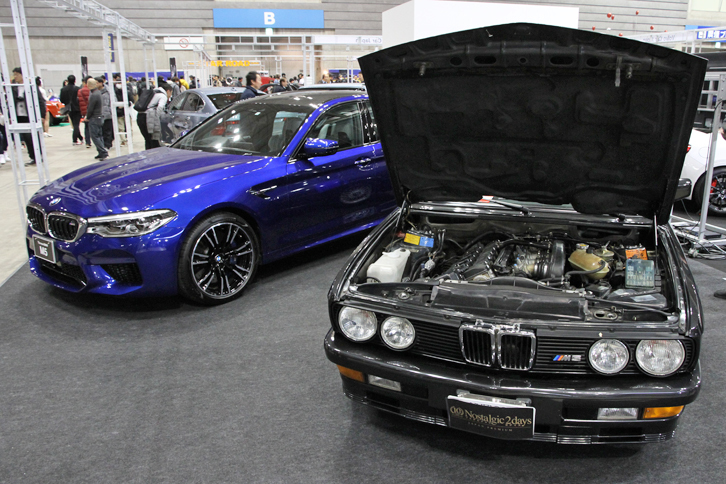 BMWは2代目「5シリーズ（E28）」をベースに1985年に登場した初代と、2017年秋に発表された現行（6代目）モデルの、新旧「M5」を展示した。