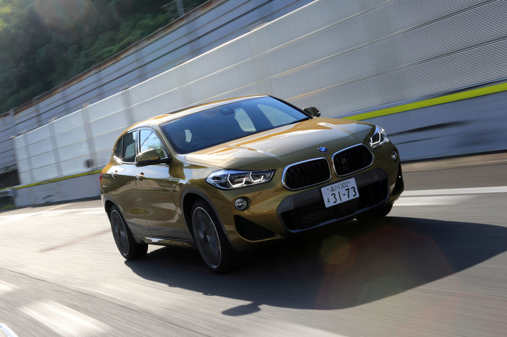 「BMW X2」は同じBMWの「X1」や「2シリーズ アクティブツアラー」、さらには「MINIクロスオーバー」などとも同じ「ULK2」プラットフォームを採用する。