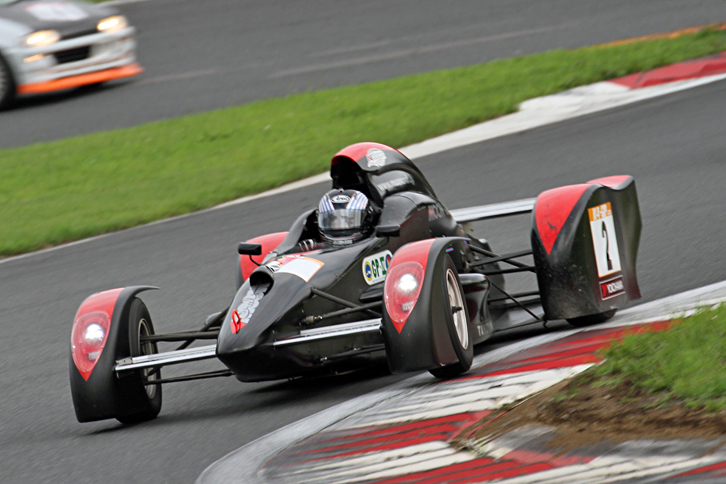 由良拓也氏がドライブする「フォーMira-1」。チームは2015年全日本F3 Nクラス王者の小河 諒選手をドライバーに擁したが、アンカーを務めた由良氏はファイナルラップで2台を抜き、総合2位でゴールという離れ業を演じた。
