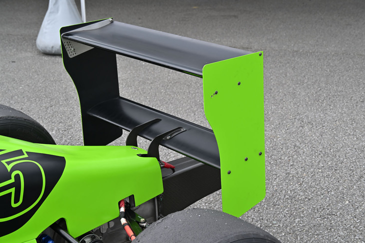 リアにはこれぞフォーミュラカーというべき大きなウイングを装備。これが効果を発揮するであろう富士スピードウェイの本コースを走ってみたい。