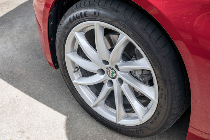 18インチの10スポークアルミホイール。試乗車は「グッドイヤー・イーグルF1アシメトリック3」タイヤが組み合わされていた。