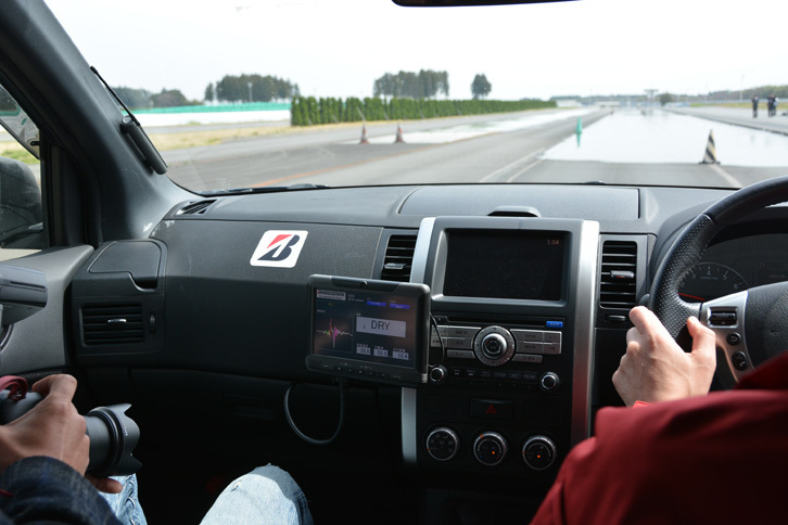 「CAIS」のセンサーはクルマの右前輪の内側に装着されている。室内には、判定した結果を表示するモニターが助手席側に設置されていた。