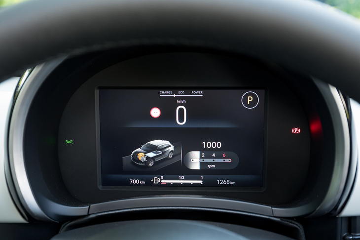 メーターパネルは7インチの液晶タイプ。ヘリテージデザインを採用したとされており、温度計のような表示スタイルのタコメーターがカッコいい。