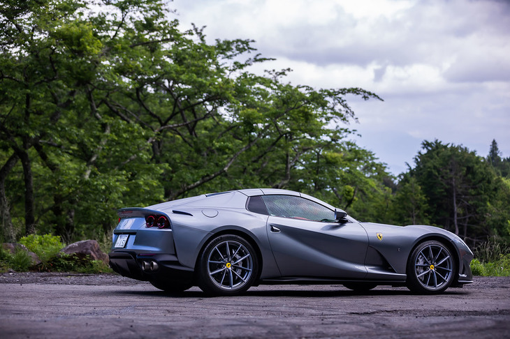 「812GTS」のボディー外寸は全長×全幅×全高＝4693×1971×1278mm、ホイールベースは2720mmとなる。「812スーパーファスト」と同じく、フェラーリのデザイン部門である「フェラーリスタイリングセンター」が内外装デザインを担当した。