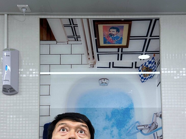 ミュンヘン空港の化粧室洗面台で。見上げれば、リヒャルト・ワーグナーの大パトロンであり“狂王”と呼ばれたバイエルン国王ルートヴィッヒ2世像が。