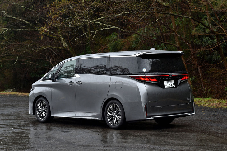 【トヨタ・ヴェルファイア エグゼクティブラウンジ プラグインハイブリッドのスペック】
	ボディーサイズ：全長×全幅×全高＝4995×1850×1945mm／ホイールベース：3000mm／車重：2490kg／駆動方式：4WD／エンジン：2.5リッター直4 DOHC 16バルブ／モーター：交流同期電動機／トランスミッション：CVT／エンジン最高出力：177PS（130kW）/6000rpm／エンジン最大トルク：219N・m（22.3kgf・m）/3600rpm／フロントモーター最高出力：182PS（134kW）／フロントモーター最大トルク：270N・m（27.5kgf・m）／リアモーター最高出力：54PS（40kW）／リアモーター最大トルク：121N・m（12.3kgf・m）／システム最高出力：306PS（225kW）／タイヤ：（前）225/55R19 103H XL／（後）225/55R19 103H XL（ダンロップSP SPORT MAXX 060）／燃費：16.7km/リッター（WLTCモード）／価格：1085万円
	
	【取材時の燃費データ】
	テスト距離：248km（市街地1：高速道路7：山岳路2）／使用燃料：--リッター（レギュラーガソリン）／参考燃費：9.6km/リッター（車載燃費計計測値）