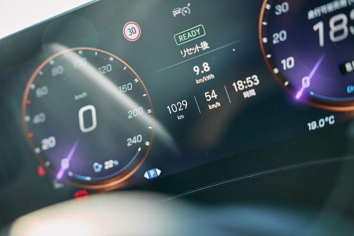 今回の試乗では2日間でトータル1029kmを走行。一般道主体の初日（577km）の電費は10.4km/kWh、高速道路主体の2日目（452km）は9.2km/kWhだった。