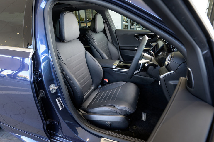 「スポーツ」のシート表皮が合皮なのに対し、「ラグジュアリー」は本革を採用。運転席と助手席にはシートヒーターやベンチレーション機能が採用されている。