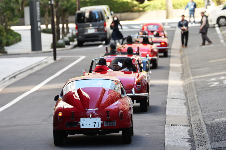 1959年「フィアット・アバルト750GT ザガート」を後尾に、スタンプポイントに並んだイタリアンレッドをまとった参加車両。