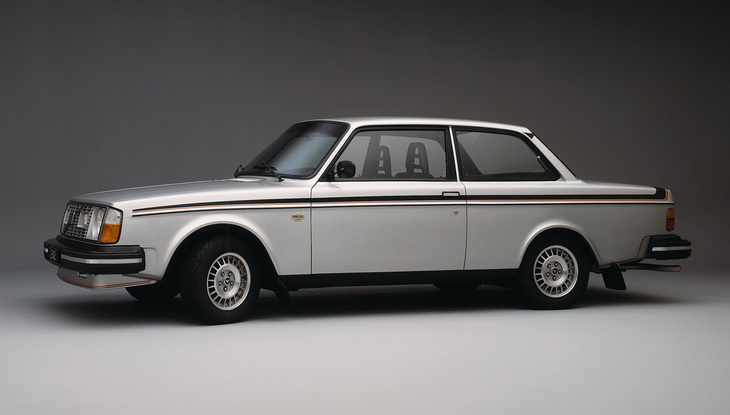 「ボルボ242GT」。1974年に登場した「240シリーズ」に1978年に加えられた2ドアのみのスポーティー版。全長4900mm、全幅1710mmという極端に細長いボディーを持つ。