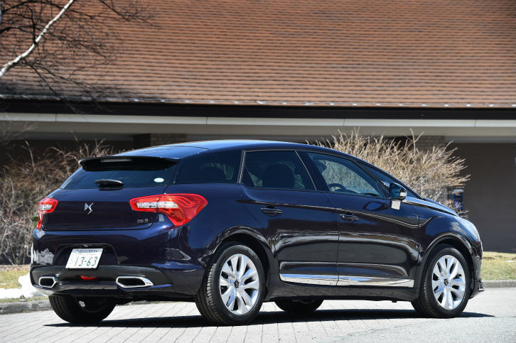 試乗車のボディーカラーは「ブルーアンクル」と呼ばれる紺のメタリック。