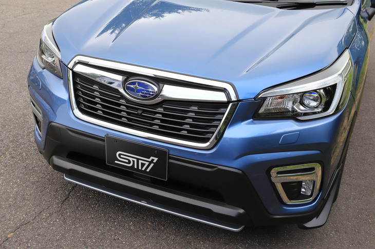 STIの各種パフォーマンスパーツは、クルマを運転するすべての人に「運転がうまくなる」機会を提供すべく開発されたという。今回のテスト車には、STIお得意の「フレキシブルパーツ」と、空力性能を向上させる「エアロパッケージ」が装着されていた。