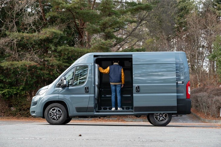 身長178cmの男性がリアドアから乗ってみる。天井にはまだ余裕があり、乗ったあとも直立したまま過ごせる。