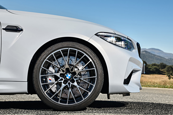 新開発の19インチ鍛造アルミホイール。タイヤサイズは前が245/35ZR19、後ろが265/35ZR19で、テスト車には「ミシュラン・パイロットスーパースポーツ」が装着されていた。