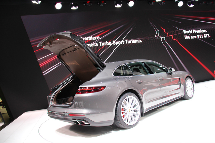 ラゲッジスペースの容量は、4ドアサルーンの「パナメーラ」よりも25リッター多い520リッター。