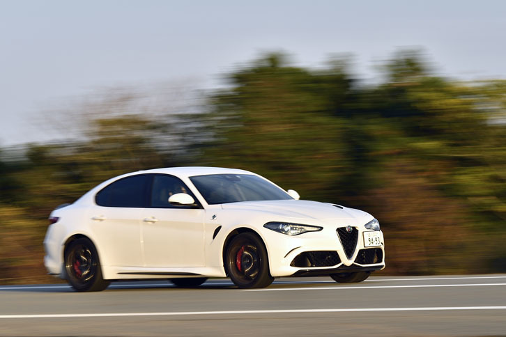 車重は1710kg。前後の重量配分は50：50がうたわれる。参考までに車検証記載値から算出すると53：47となる。試乗車のボディーカラーは「トロフェオ ホワイト」。