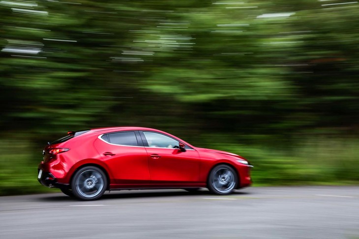 塊から削り出したようなエクステリアデザインが特徴といえる「ファストバック」。マツダは「“魂動デザイン”を継承した躍動感ある力強いフォルム」と説明している。