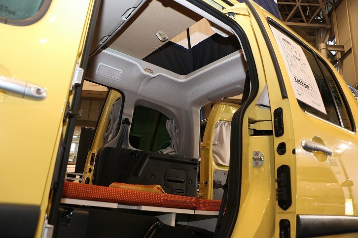 「カングー」にポップアップルーフを搭載することで、上下2人ずつの計4人の就寝が可能だ。