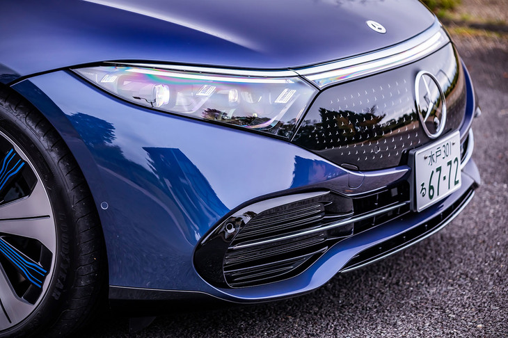 グリル改め「ブラックパネル」内に超音波センサーやカメラ、レーダーセンサーなど運転支援システム用のさまざまなデバイスが組み込まれている。オーバーハングの短さも「EQS」の特徴といえる。