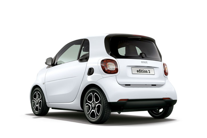 「スマート・フォーツー エディション2」。ボディーカラーは「クリスタルホワイト」。「トリディオンセーフティセル」とフロントグリルはホワイト。全国限定70台。