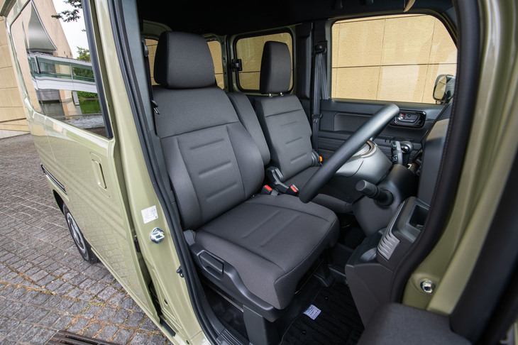 運転席には、サイドサポートがしっかりとしたシートが装着される。宅配ドライバーなど乗り降りする機会が多いユーザーを考慮して、表皮の縫製部分が体に当たらないようにした、破れづらい構造となっている。